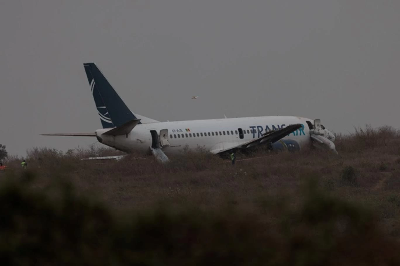 إغلاق مطار دكار بعد إصابة 11 شخصًا في انحراف طائرة عن المدرج