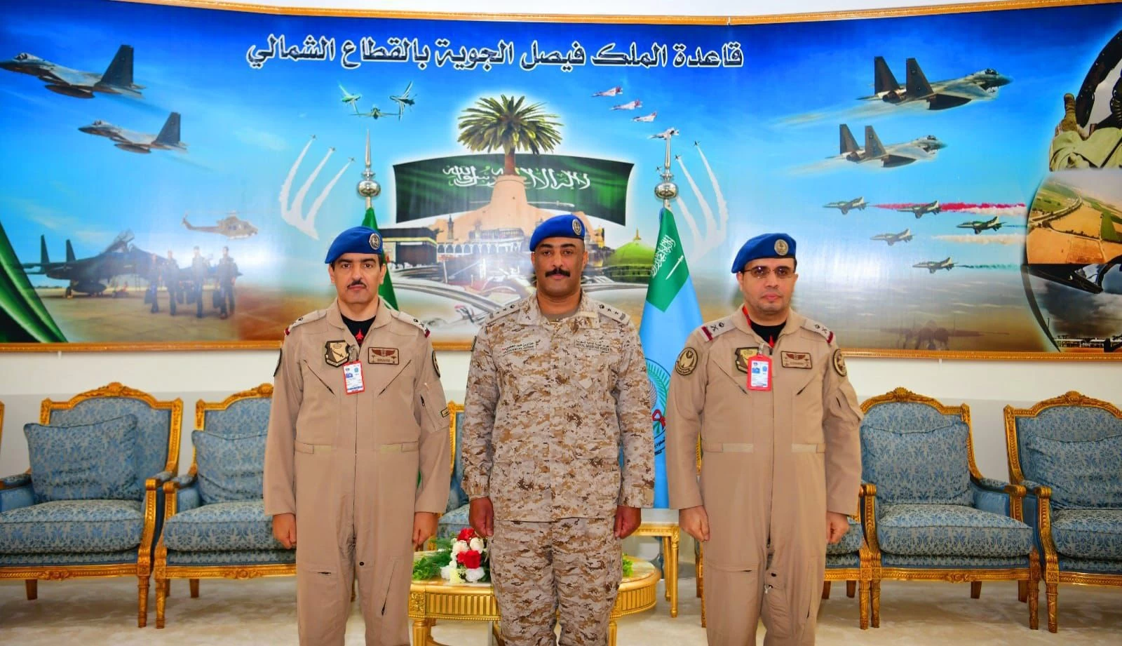 "قائد قاعدة الملك فيصل الجوية يقلد العقيد جزاع بن عيد العطوي رتبته الجديدة.