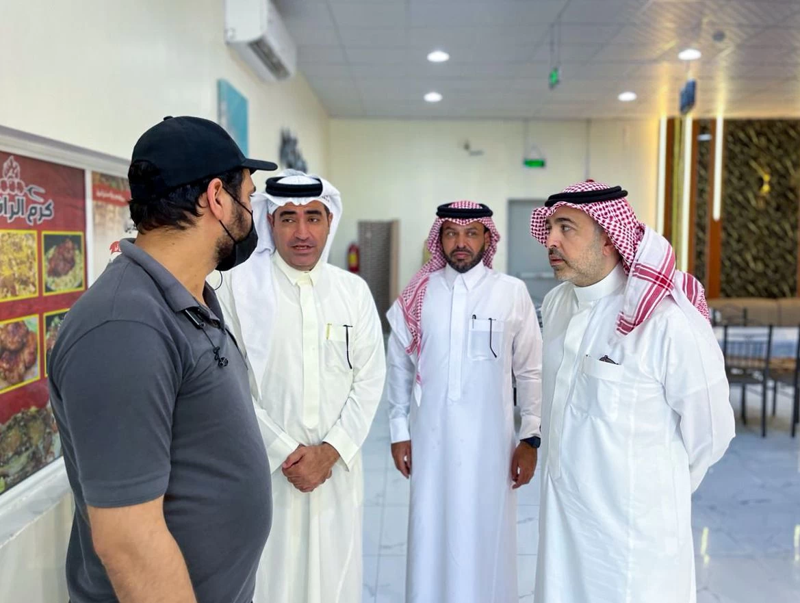 جولة تفقدية لأمين منطقة الحدود الشمالية للتأكد من الامتثال للإجراءات الصحية في المنشآت ذات العلاقة بالصحة العامة.