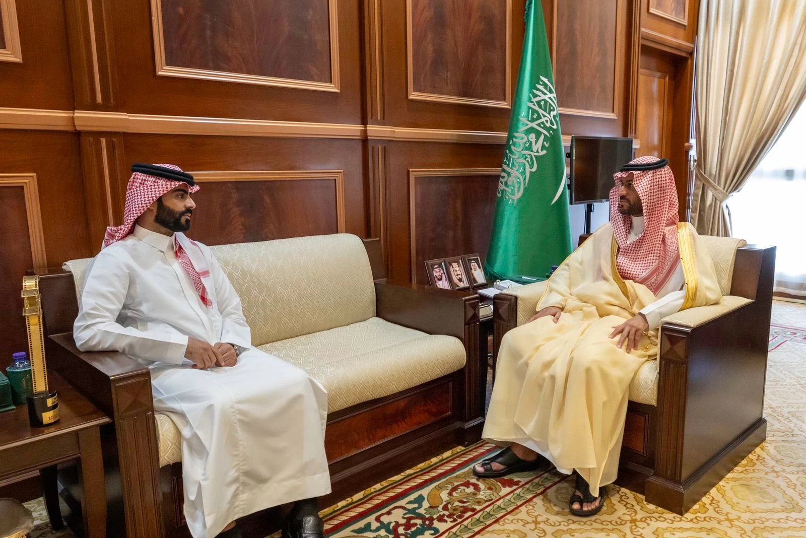 نائب أمير منطقة حائل يستقبل الفائز بجائزة النخلة الذهبية بمهرجان أفلام السعودية