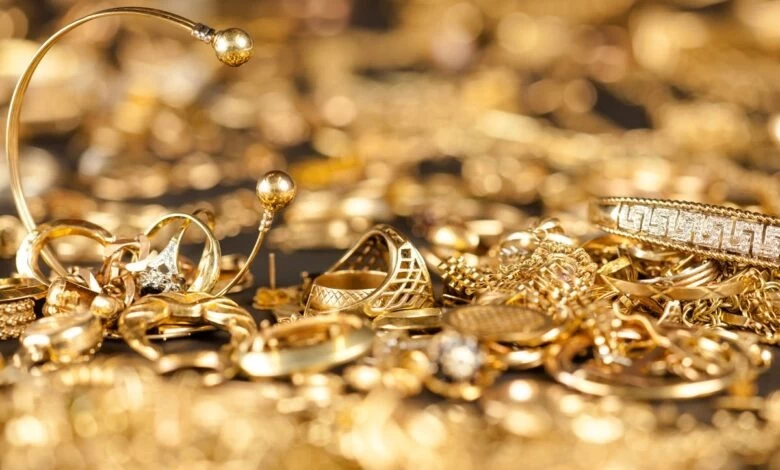 النيابة العامة: إيقاف مواطن احتال على ضحاياه بالاستيلاء على مجوهراتهم