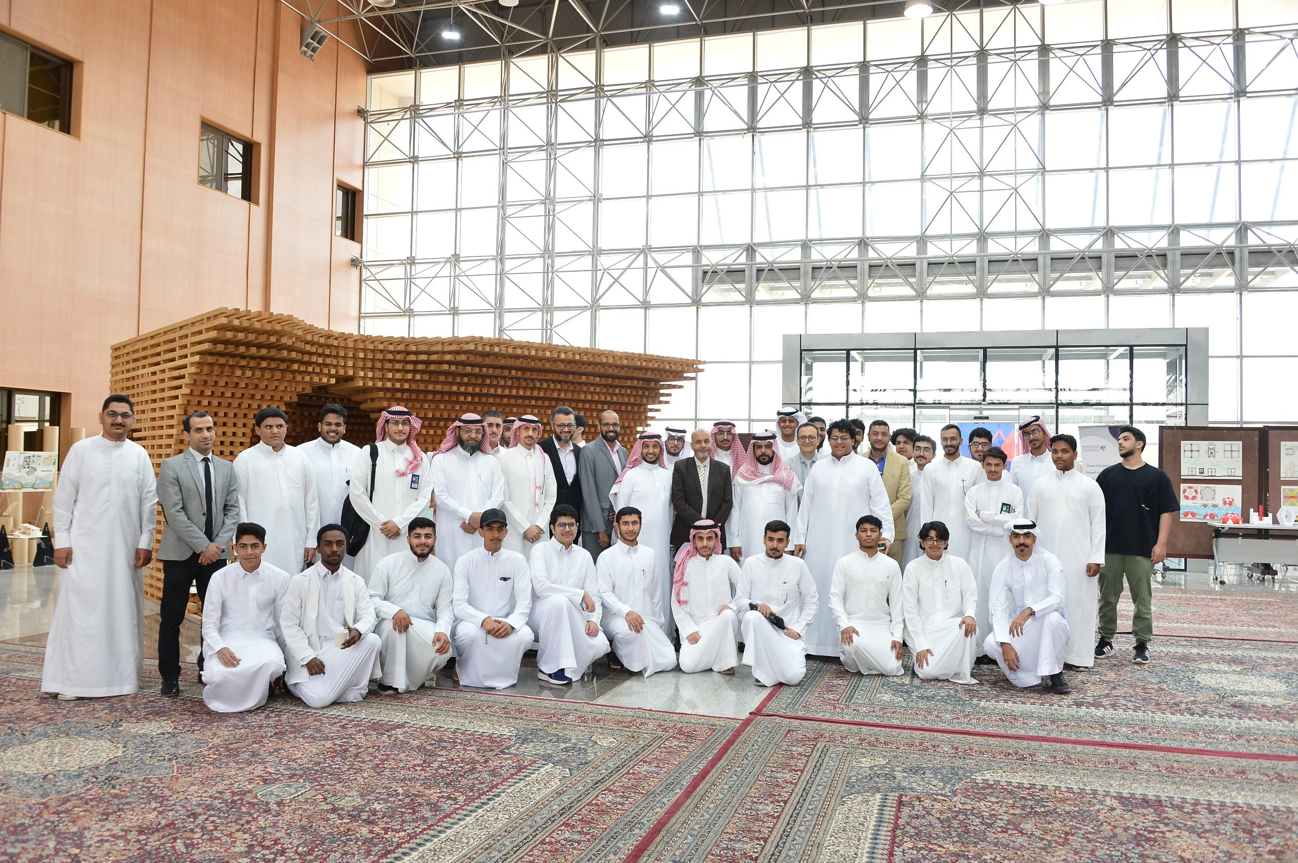 قسم تطوير الذات "بتحضيرية الإمام عبد الرحمن " يتوج معرضه السنوي بـ ٥١ متبرعاً بالدم وأكثر من ٢٤ ألف صوت لفروع المسابقة