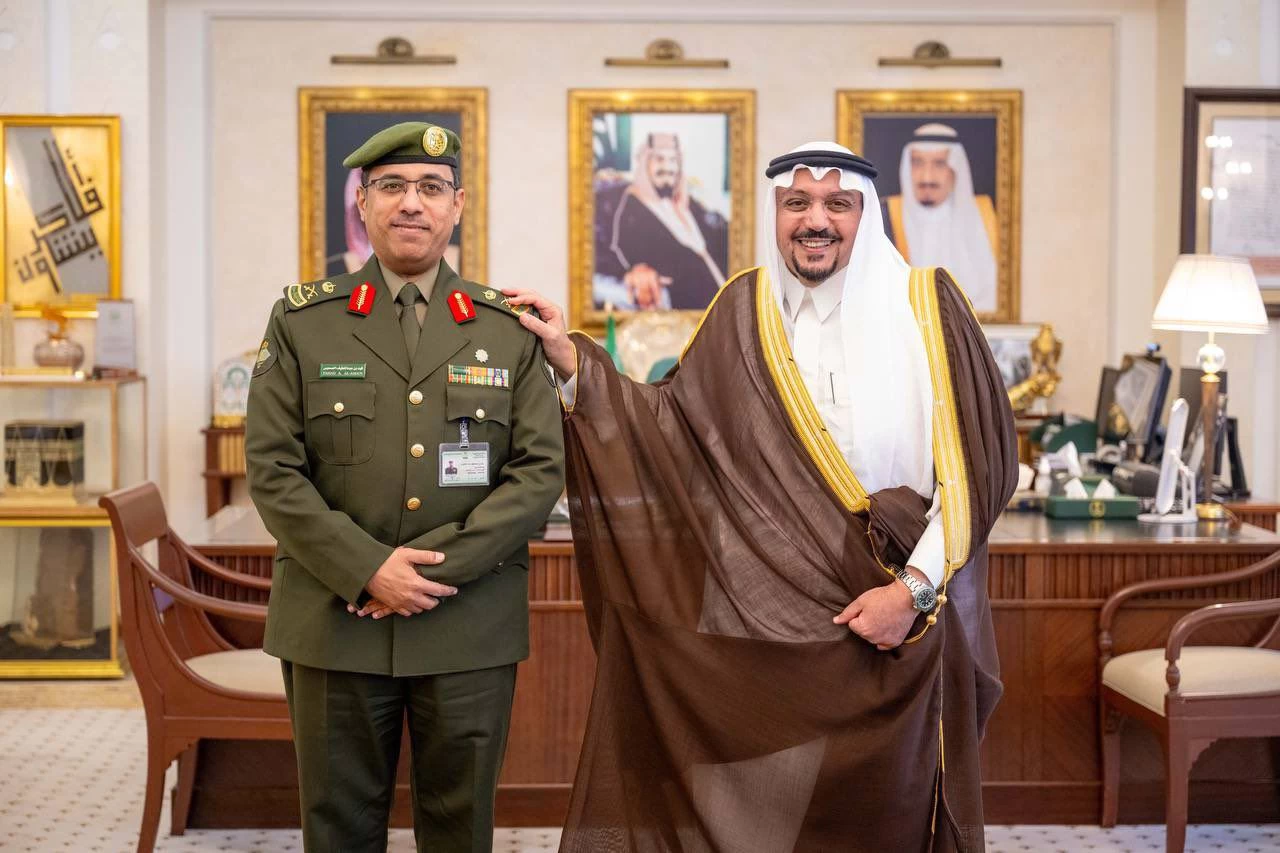 أمير منطقة القصيم يقلد مدير جوازات المنطقة رتبته الجديدة