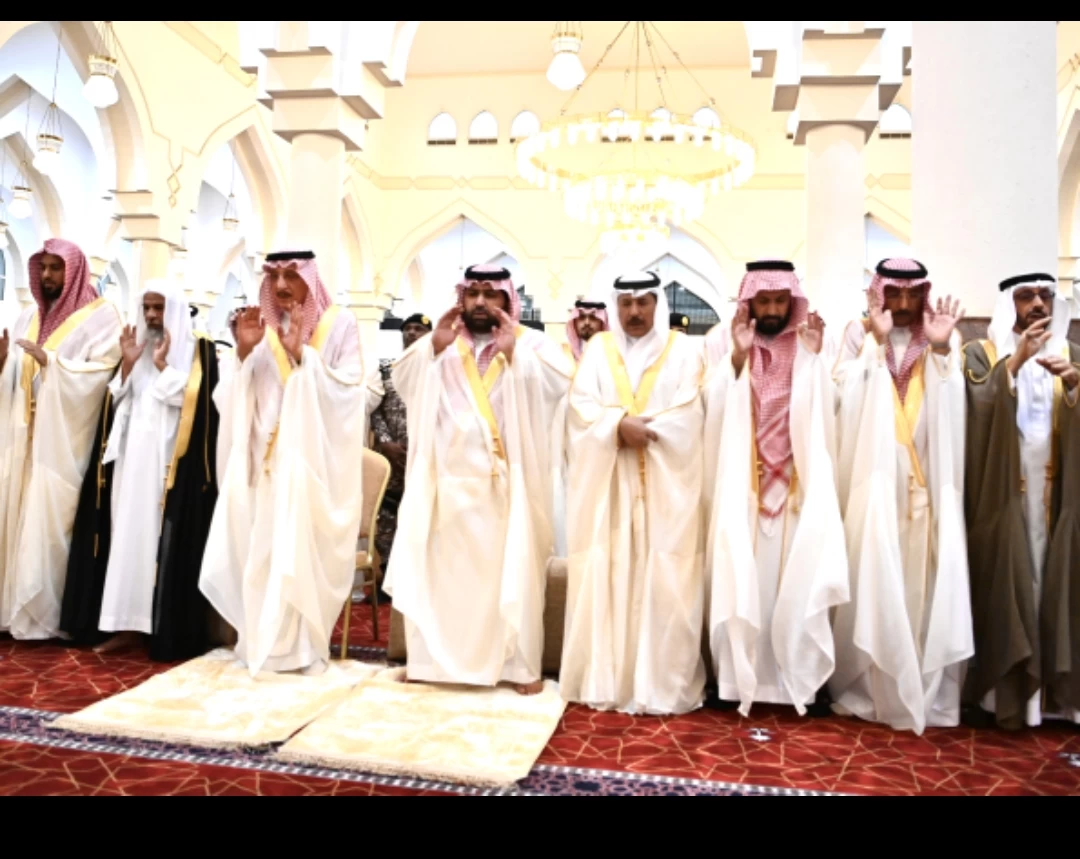 سمو أمير منطقة جـــازان وسمو نائبه يؤديان صلاة عيد الفطر المبارك.. 