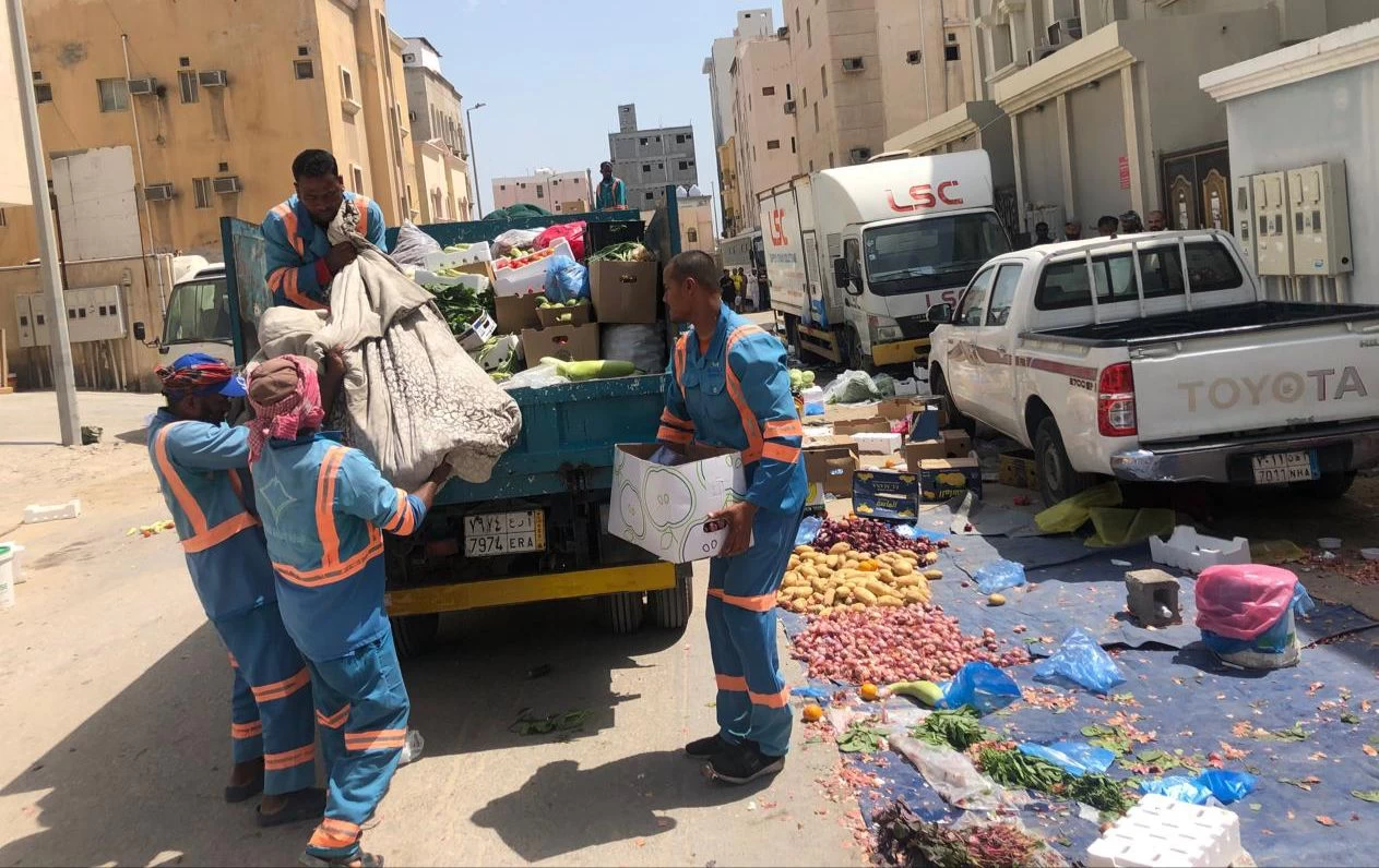 حملة مشتركة تسفر عن رفع ما يقارب الطنين من الخضروات والسلع المختلفة من الباعة الجائلين المخالفين بشرق الدمام