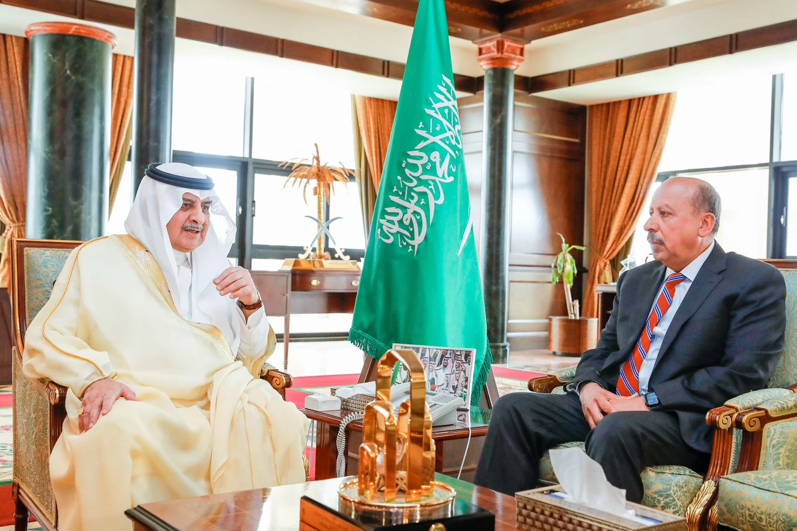 أمير تبوك يستقبل رئيس جامعة فهد بن سلطان 