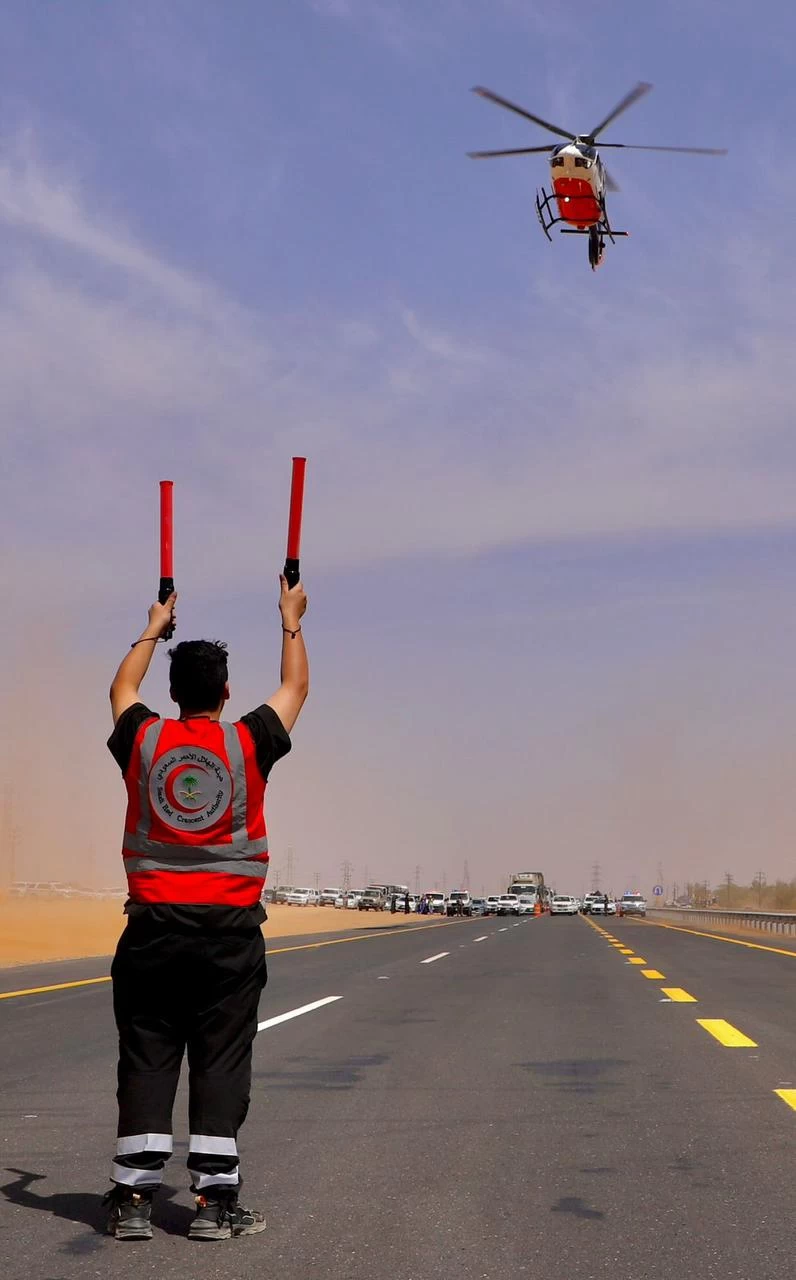 استعدادً لموسم حج هذا العام 1445 هـ ، الهلال الأحمر بتبوك ينفذ فرضية إنقلاب باص متعدد الإصابات ،