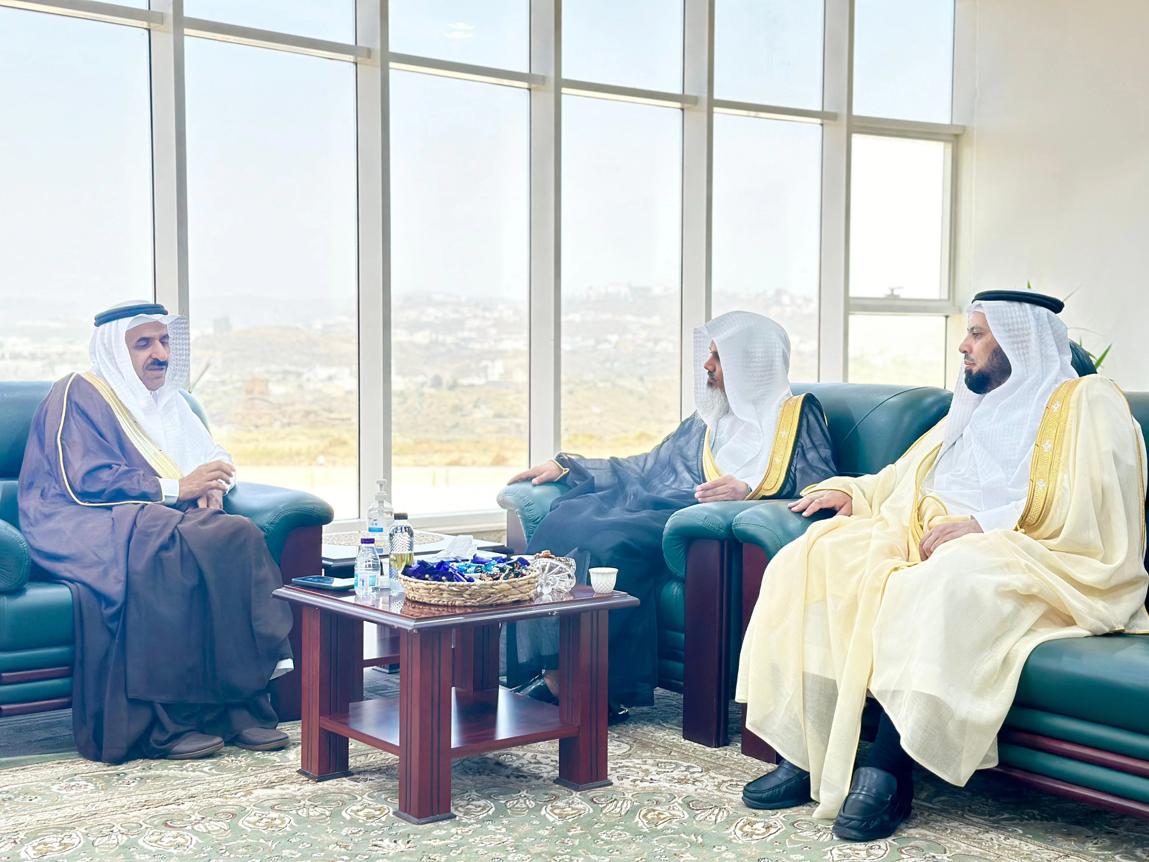 مدير هيئة الأمر بالمعروف بالباحة يلتقي مدير فرع وزارة الموارد البشرية والتنمية الاجتماعية 