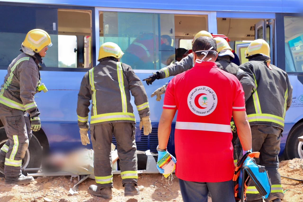الهلال الأحمر بتبوك ينفذ فرضية إنقلاب باص متعدد الإصابات