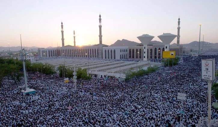 حجاج بيت الله الحرام يؤدون صلاتي المغرب والعشاء بمسجد المشعر الحرام في أجواء إيمانية