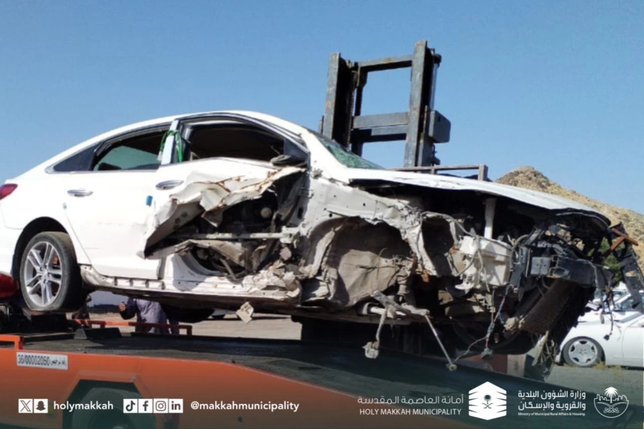 إزالة (230) سيارة خربة بمكة المكرمة حفاظاً على البيئة