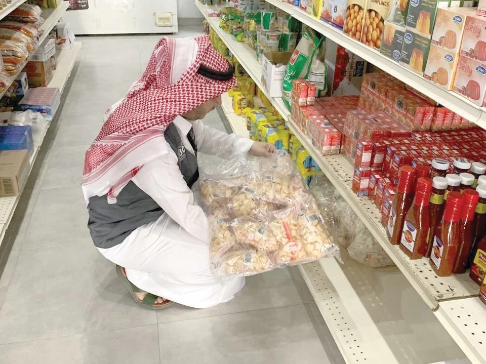 ٩٣جولة ميدانية تنفذها بلدية الظاهرية لتعزيز الرقابة الصحية خلال شهر مايو لعام ٢٠٢٤م