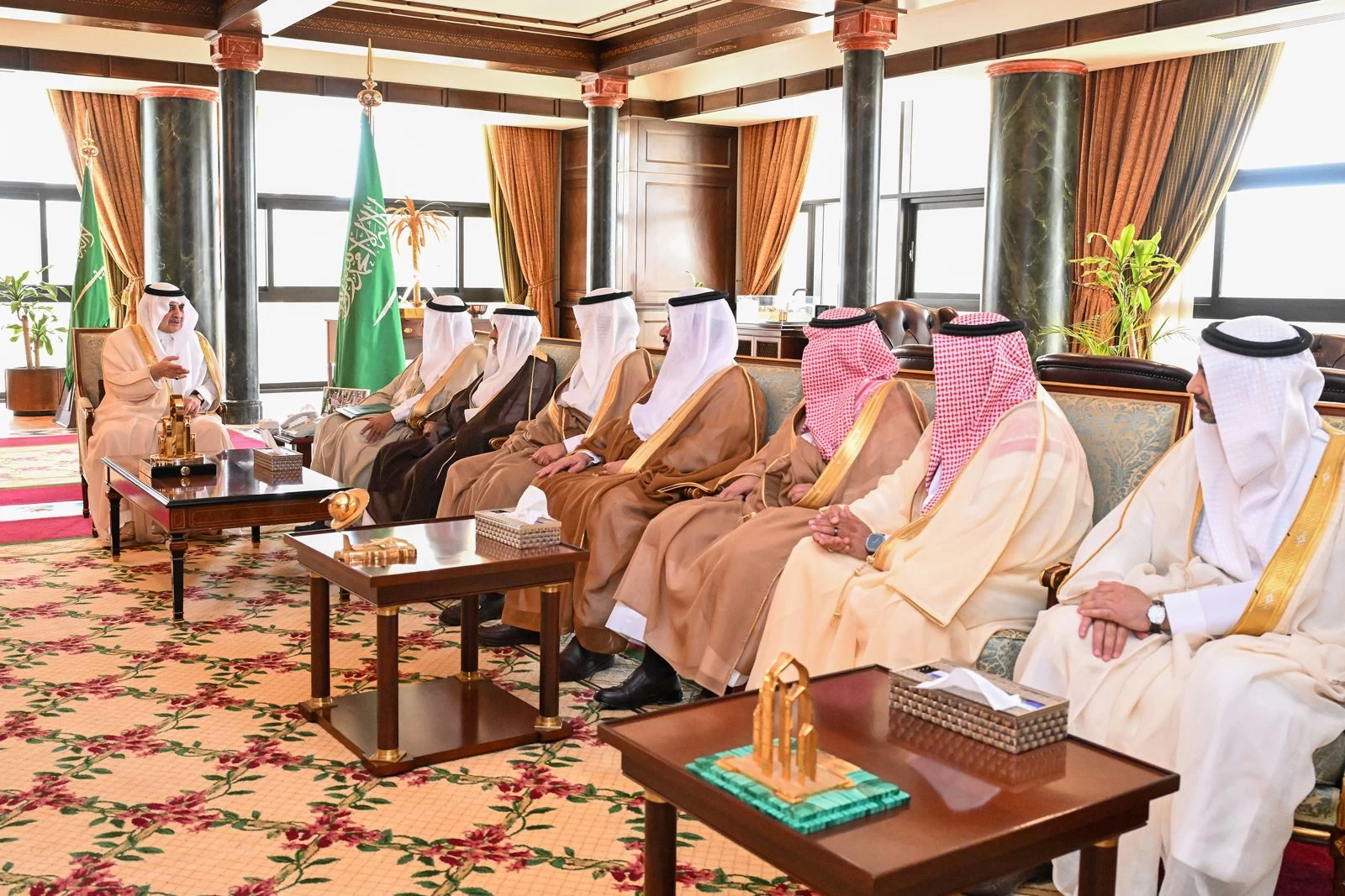 أمير تبوك يستقبل رئيس وأعضاء لجنة جائزة سموه للمزرعة النموذجية 