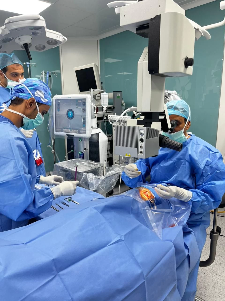 "عين لطب العيون" تنفذ اول عملية "المياه البيضاء" بمستشفى صامطة العام 