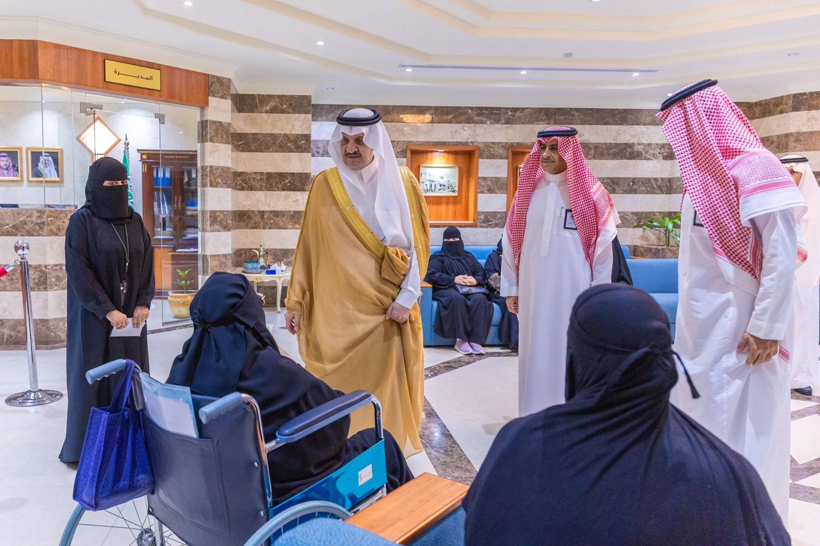 أمير الشرقية يتفقد عدداً من إدارات خدمات المستفيدين والمستفيدات بالإمارة