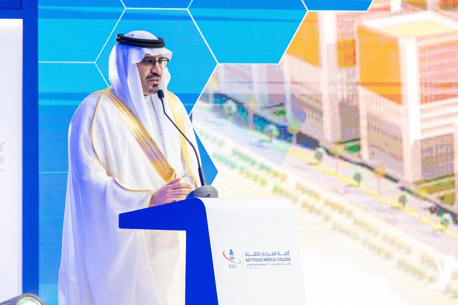 أمير الشرقية يدشن كلية البترجي الطبية بالدمام