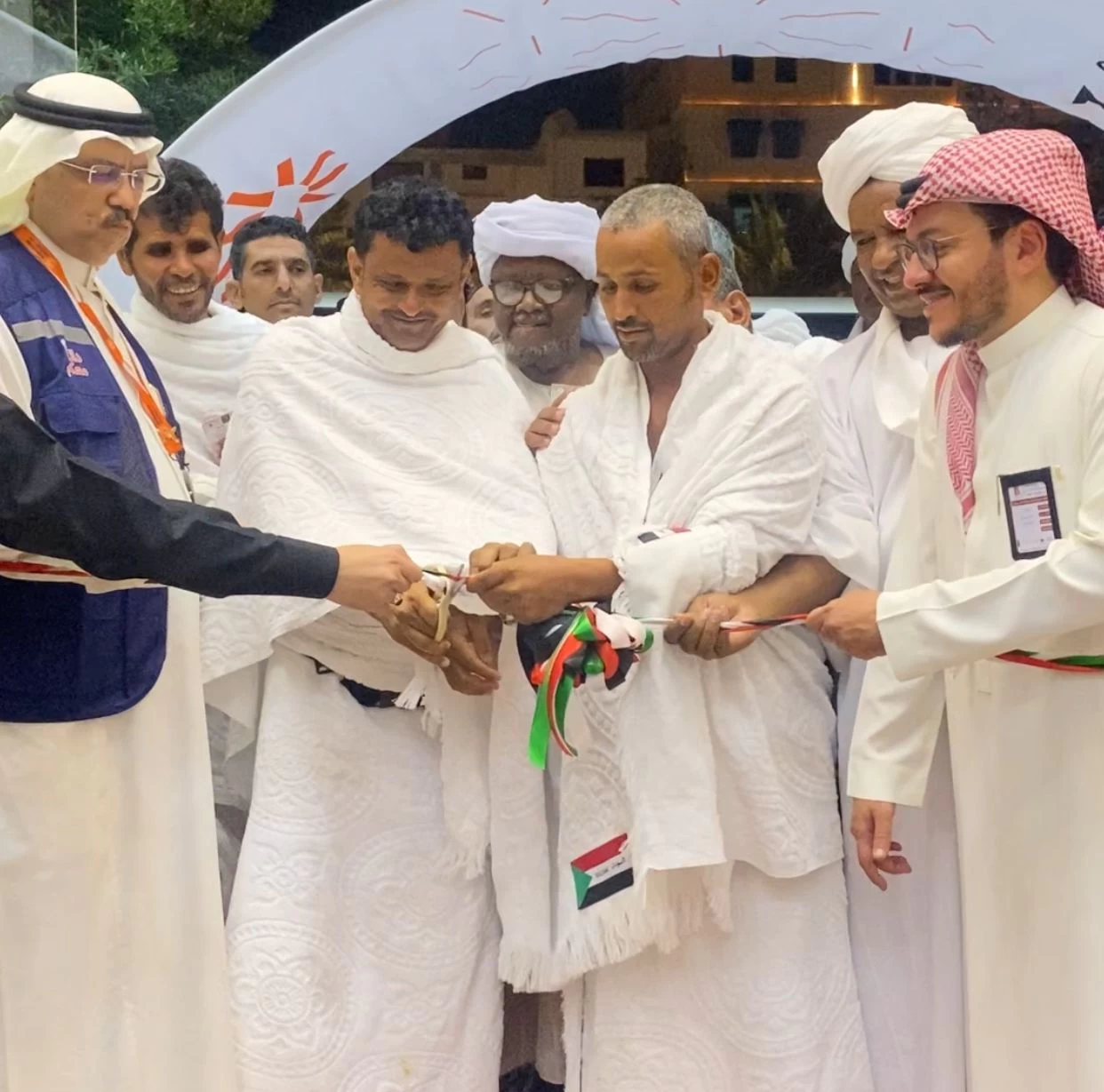 بعد رحلة مليئة بالتحديات..مكة تحتضن أول فوج من حجاج السودان