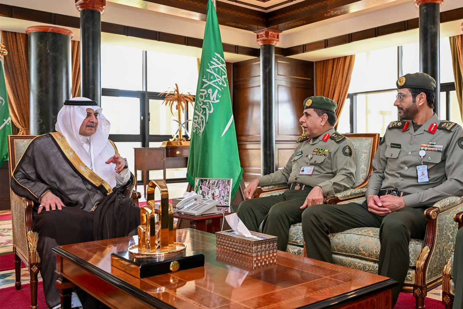 أمير تبوك يستقبل معالي مدير عام الجوازات