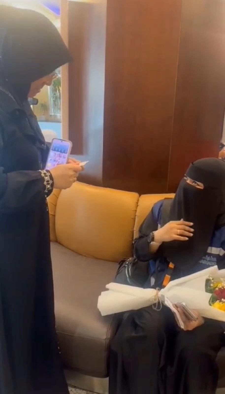 "فتيات مكة" يخففن من آلام الحجاج المنومين في المستشفيات