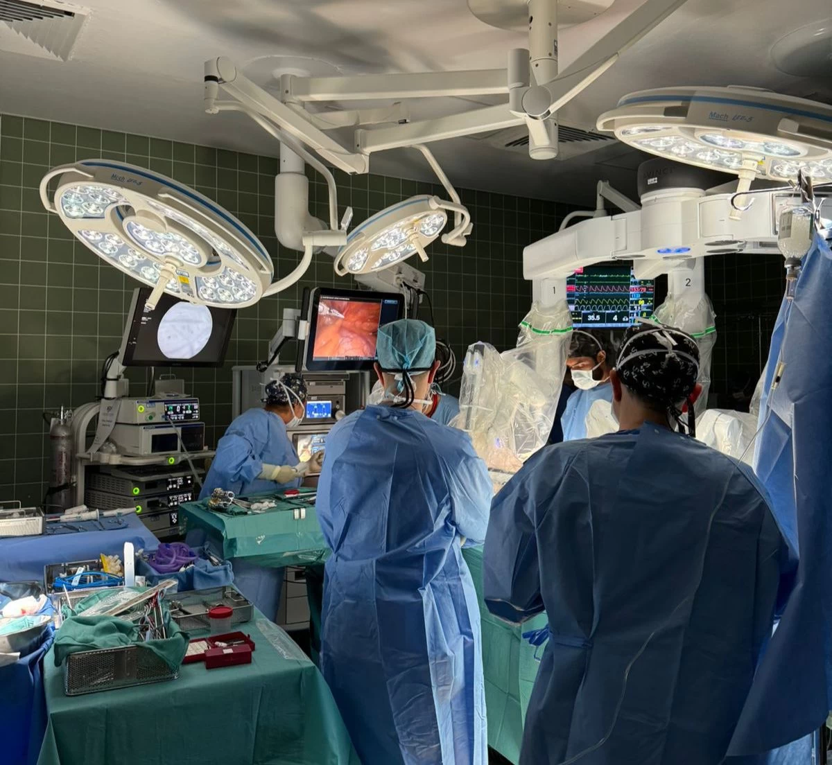 نجاح أول عمليه قلب مفتوح بالروبوت الجراحي في مستشفى الملك فهد الجامعي بالخبر