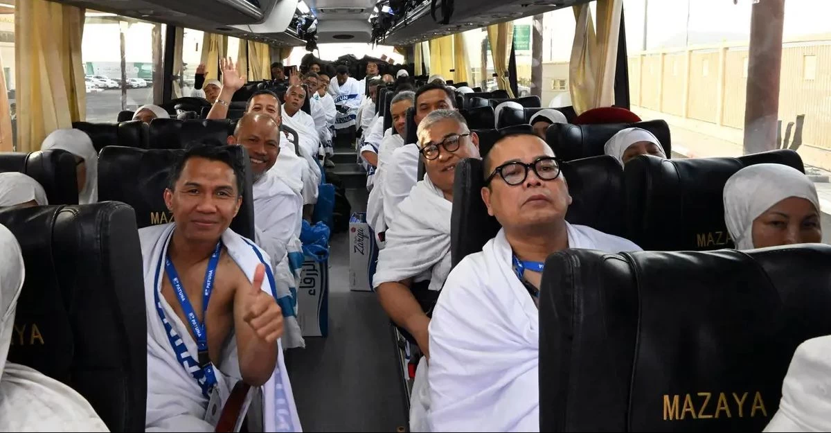 حفاوة واستقبال تكتمل بفرحة وصول الحجاج لمطار المدينة المنورة