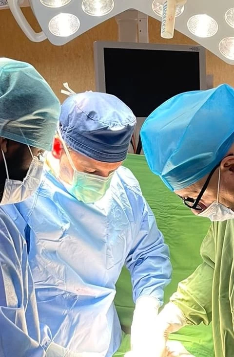 فريق جراحي بمستشفيات الحمادي ينقذ حياة صبية ذات ال14 عاماً تعرضت لإصابات بليغة ومعقدة نتيجة حادث سير