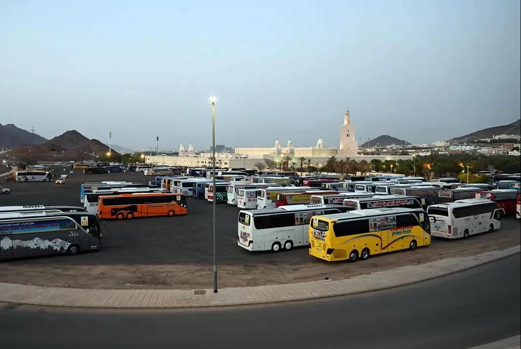خدمات إرشادية وأمنية ترافق تفويج الحجاج من المدينة المنورة إلى مكة المكرمة