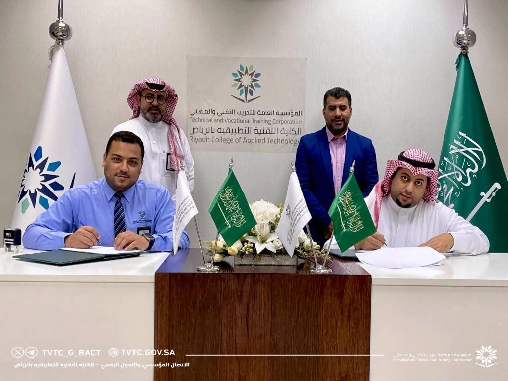 عميد الكلية التقنية التطبيقية بالرياض يوقع مذكرة شراكة مجتمعية مع مدارس الشارقة الاهلية