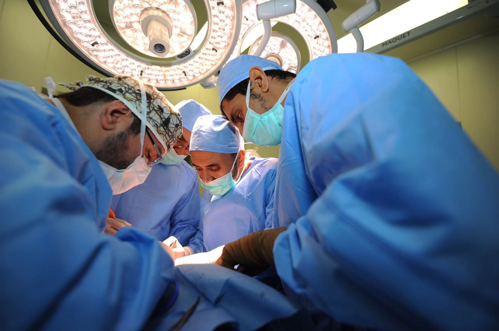 عملية ال ٧ ساعات تنهي معاناة حاج جزائري سبعيني بإستئصال ورم من الدماغ بتجمع مكة المكرمة الصحي