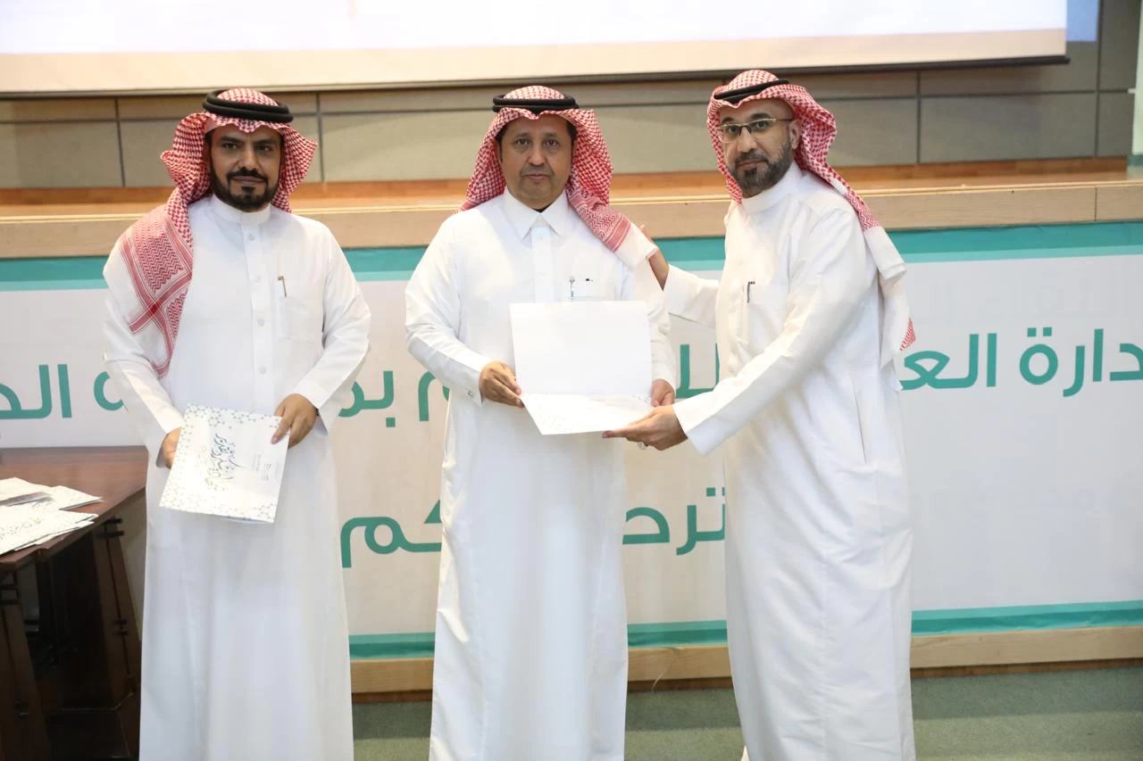 مدير عام التعليم بالجوف يكرم الحسن 