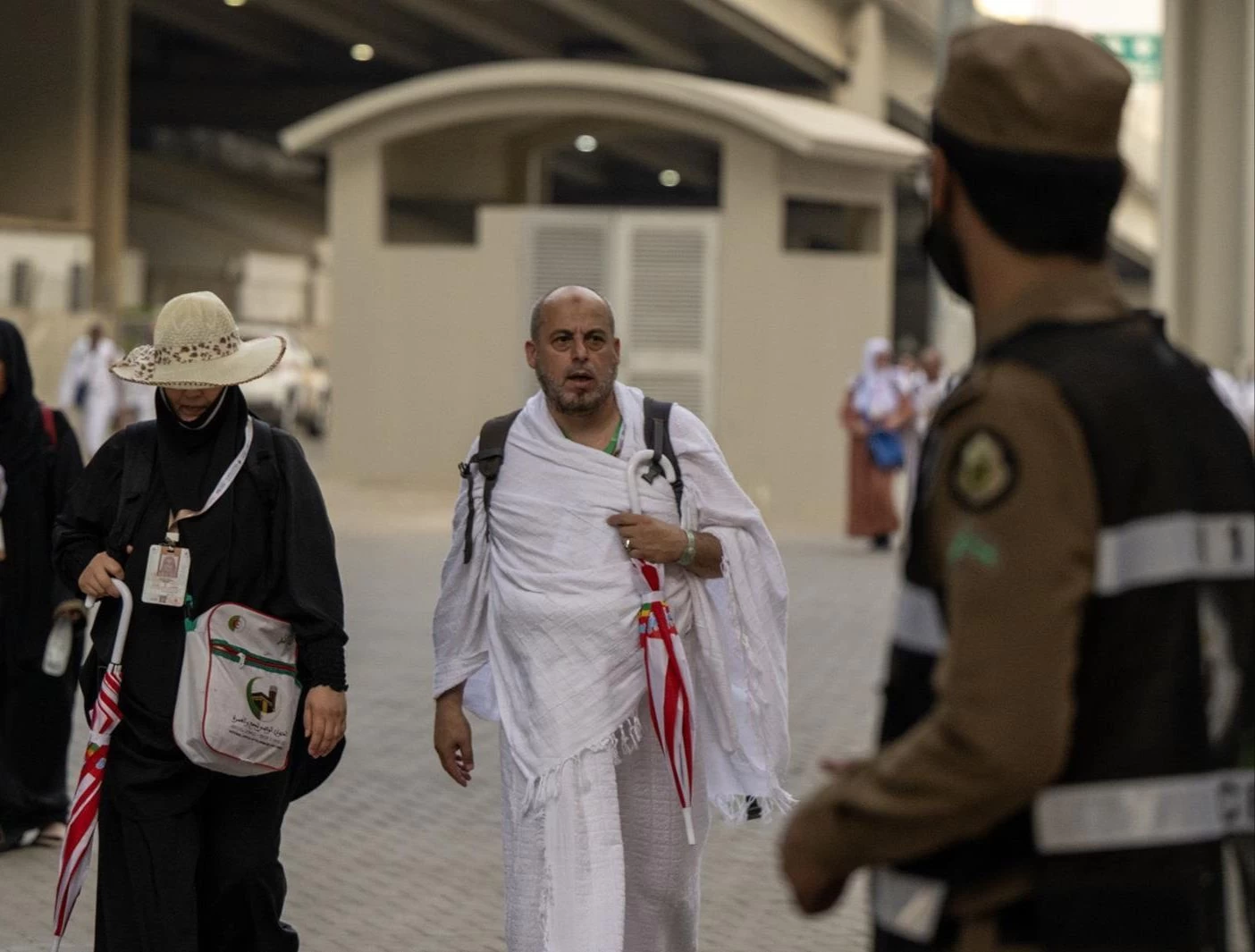 حجاج بيت الله يتوافدون إلى منى