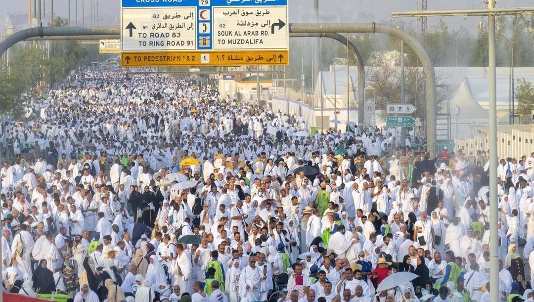 حجاج بيت الله الحرام يتوافدون إلى مسجد نمرة للاستماع إلى خطبة عرفة وأداء صلاتي الظهر والعصر