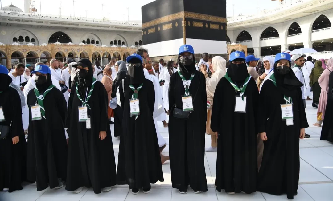 220 فتاة كشفية يسهمن مع قوة أمن الحرم المكي في إدارة الحشود