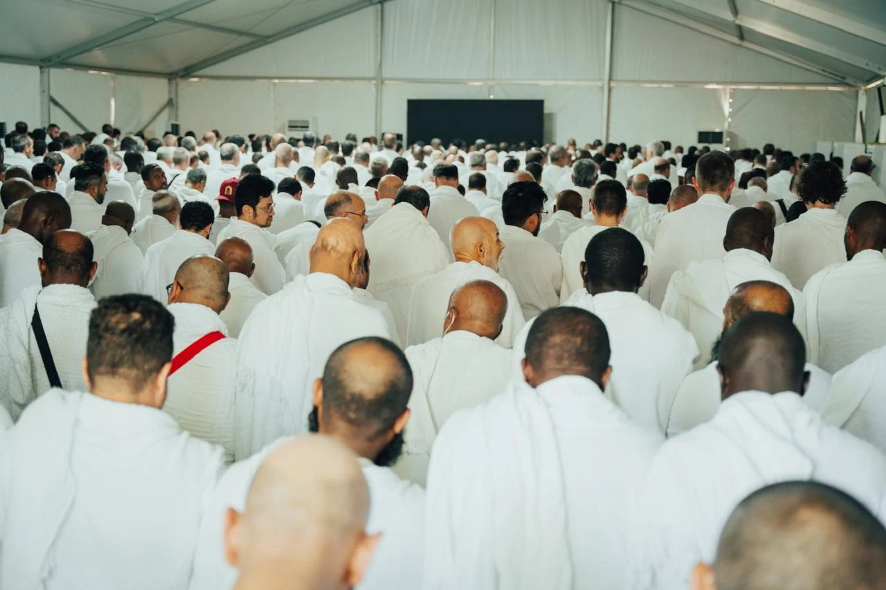 ضيوف "برنامج خادم الحرمين الشريفين" يشهدون خطبة يوم عرفة في مقار سكنهم