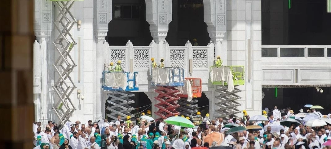 حجاج بيت الله الحرام يؤدون طواف الإفاضة وسط منظومة خدمات متميزة