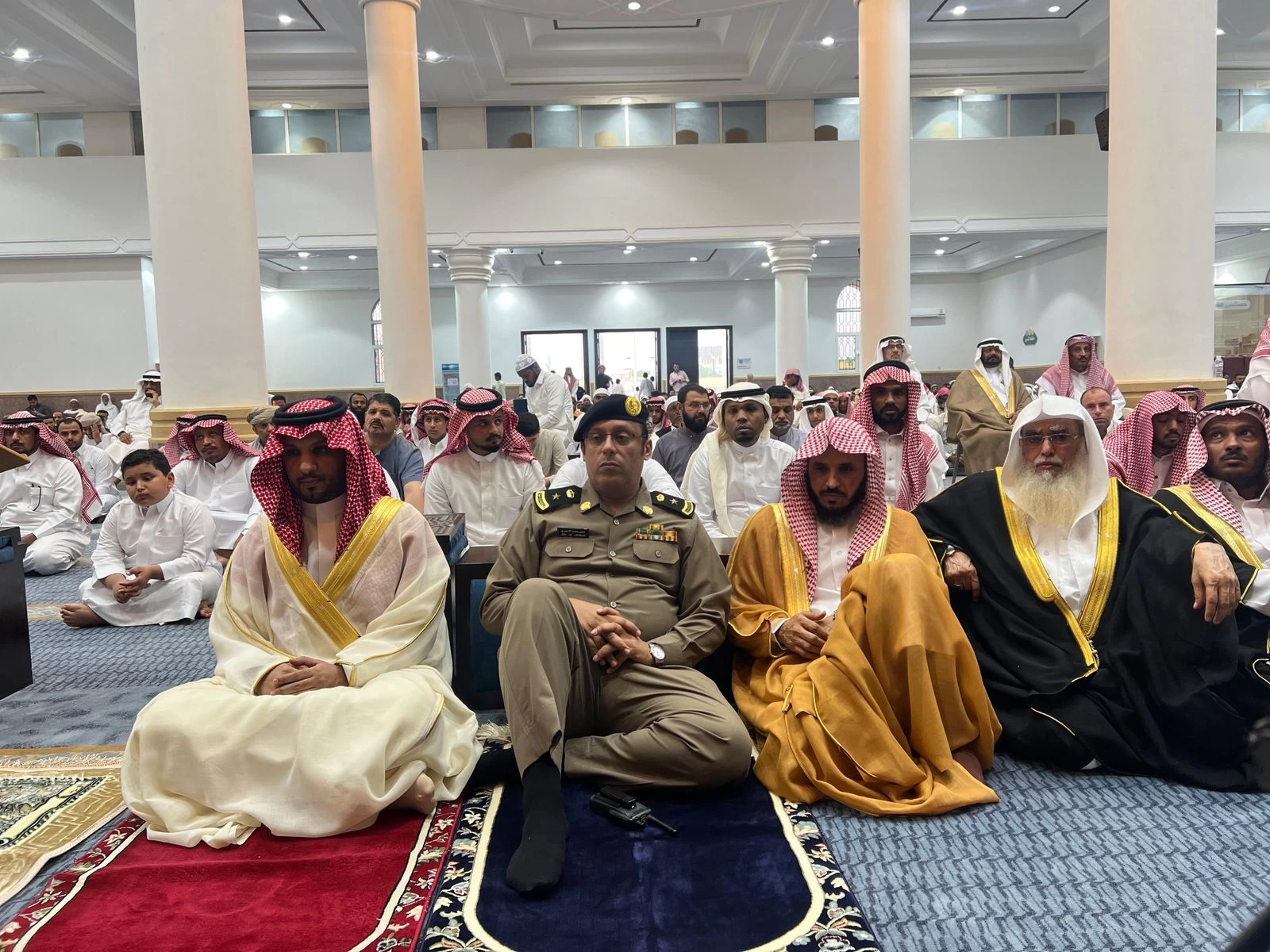 وكيل محافظة بيش يتقدم المصلين لأداء صلاة عيد الأضحى المبارك و يستقبل المهنئين 