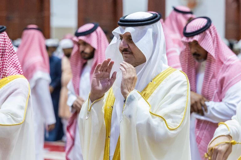 سمو أمير الشرقية وسمو نائبه يتقدمان المصلين في صلاة عيد الأضحى بالدمام