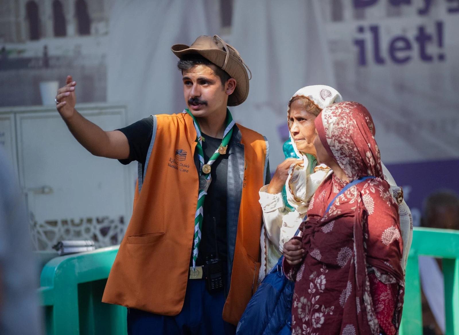 الكشافة تواصل جهودها بإرشاد الحجاج التائهين "يوم العيد" في مشعر منى