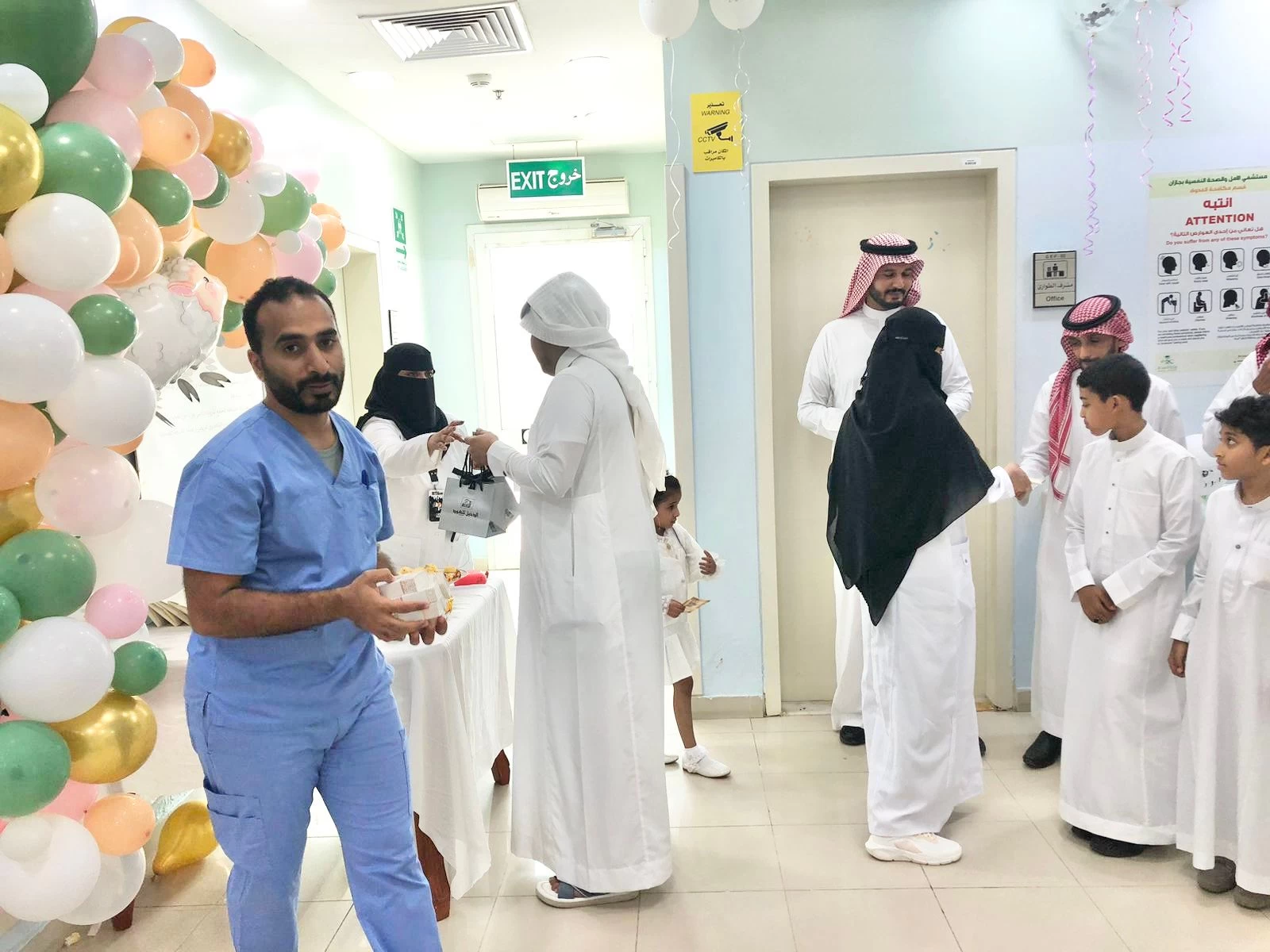 مدير مستشفى إرادة والصحة النفسية بجازان يعايد المرضى بالورود والهدايا