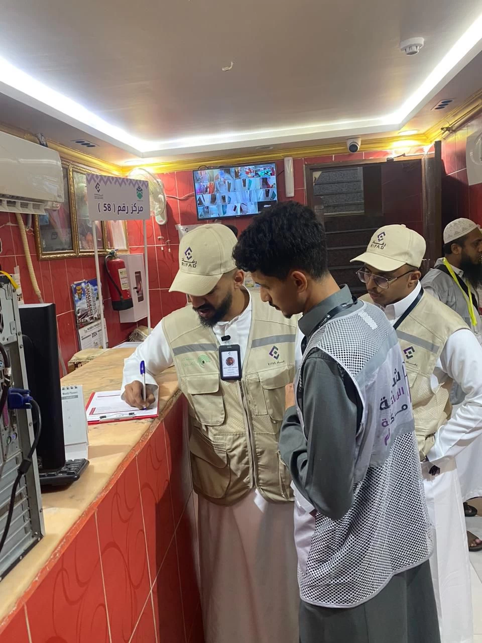 120شابا يعملون على مدار الساعة لخدمة حجاج تركيا ومسلمي أمريكا وأوروبا 