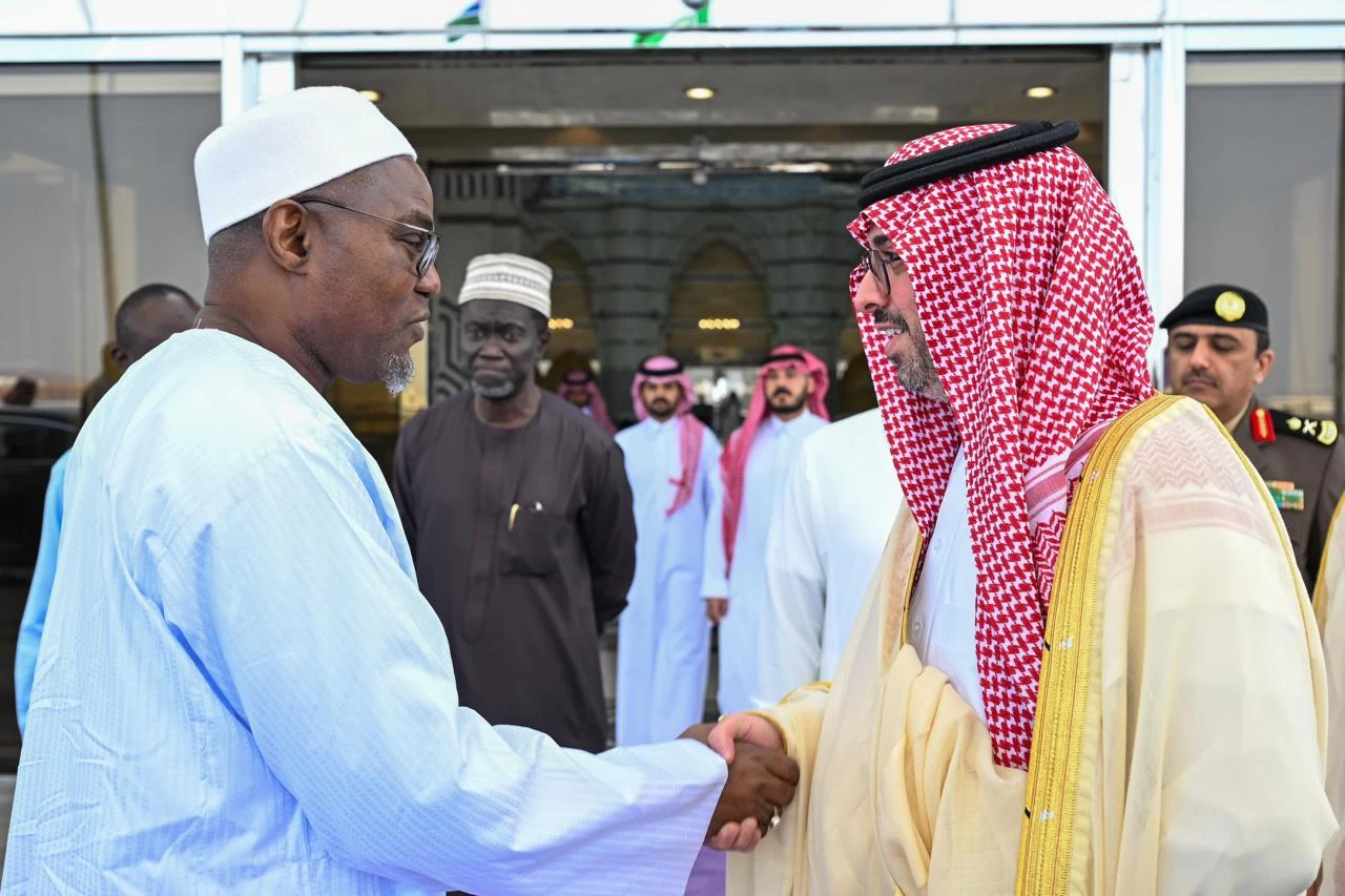 نائب رئيس جمهوريّة جامبيا يغادر جدة