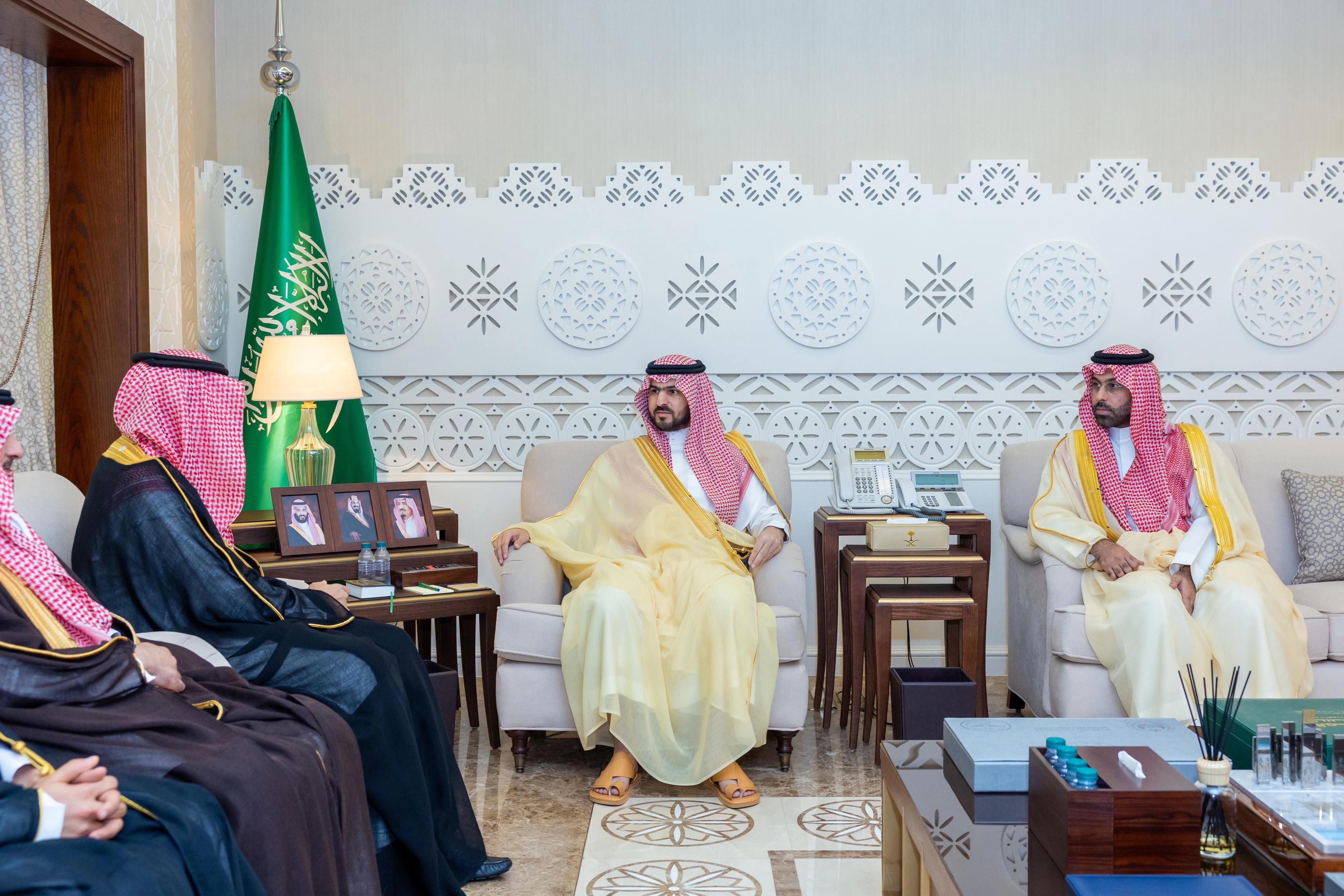 أمير الشرقية يهنئ نادي الجبيل بمناسبة صعودهم إلى دوري "يلو"