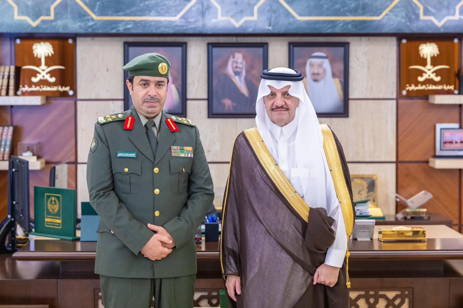 أمير الشرقية يقلد مدير جوازات جسر الملك فهد رتبته الجديدة "عميد" 