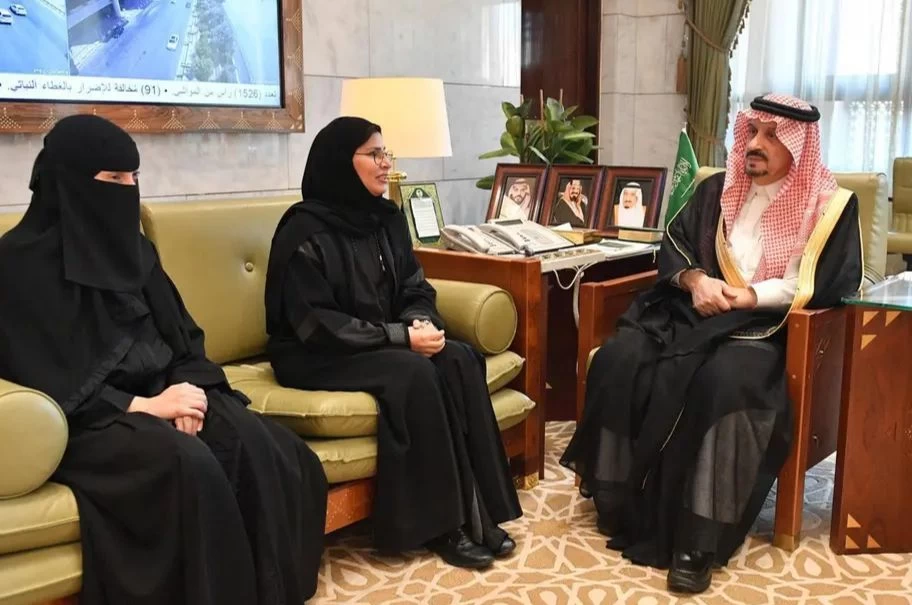 أمير منطقة الرياض يستقبل مديرة وموظفات القسم النسوي بالإمارة