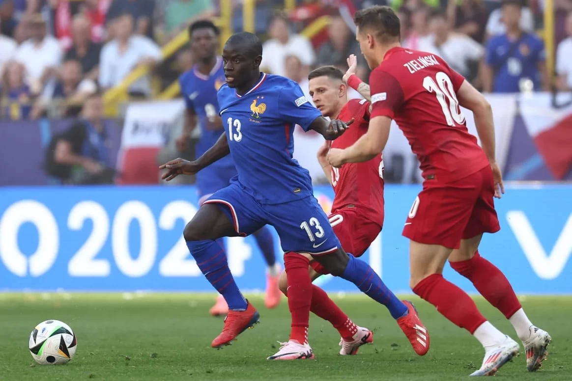 فرنسا تتأهل لدور الـ16 وبولندا تغادر البطولة بنقطة وحيدة 