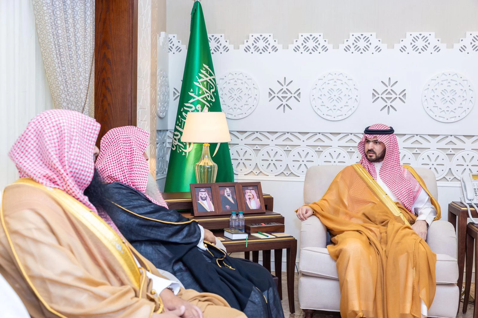 نائب أمير الشرقية يستقبل أعضاء جمعية البركة الخيرية