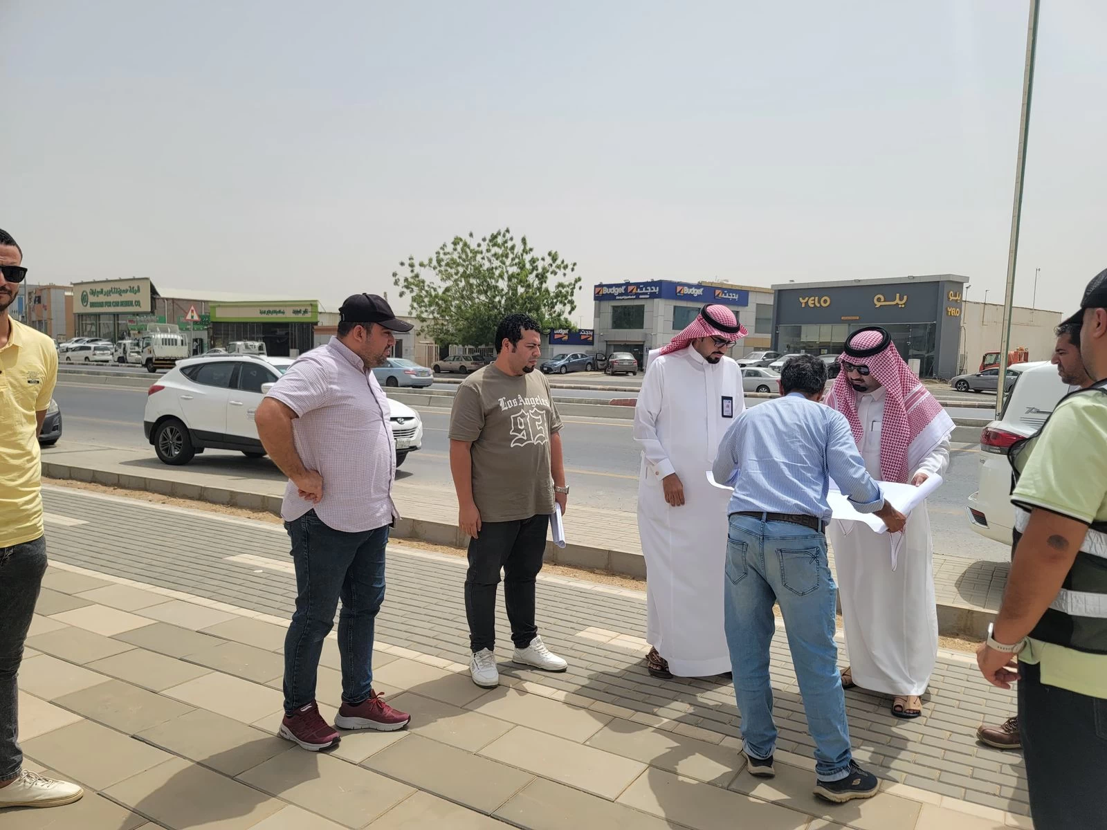 محافظ بيش يتابع تحسين المشهد الحضري لطريق الملك عبدالعزيز 