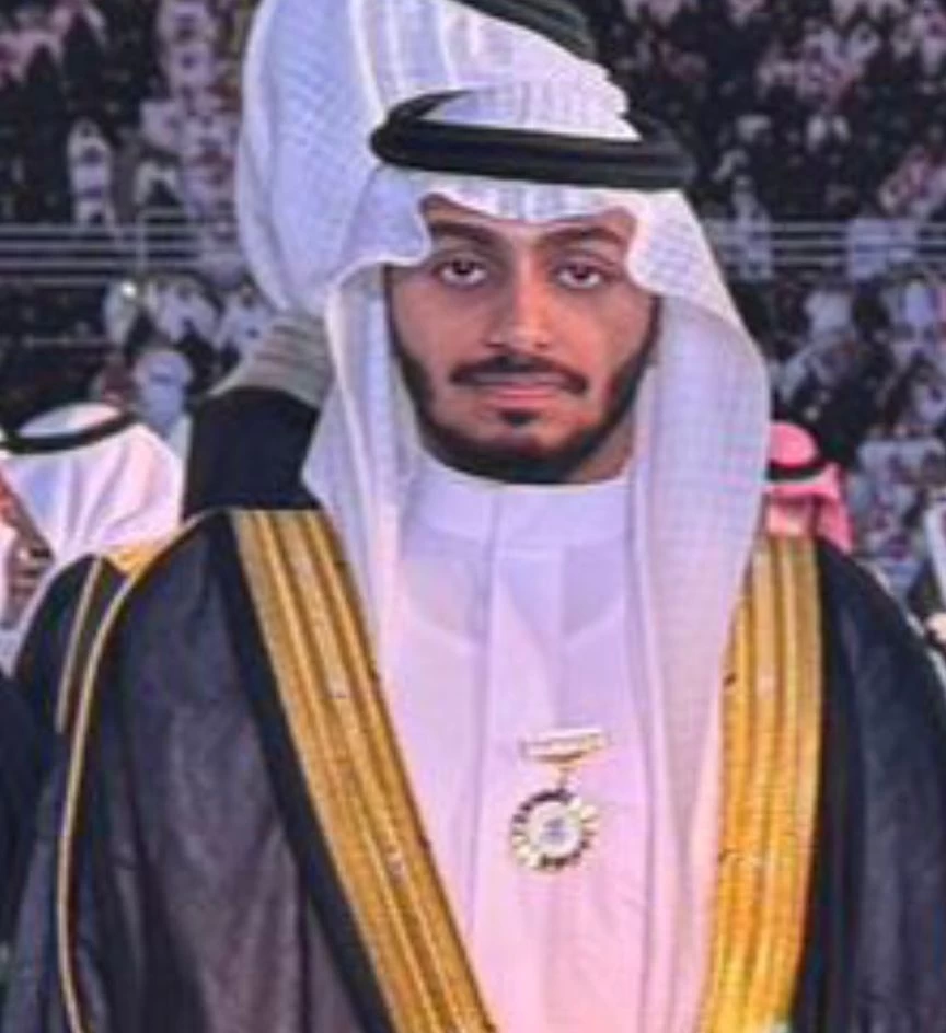 الإعلامي شاكر الحارثي يحتفل بتخرج ابنه “ نواف “ من كلية الدراسات القضائية والأنظمة بمرتبة الشرف الأولى