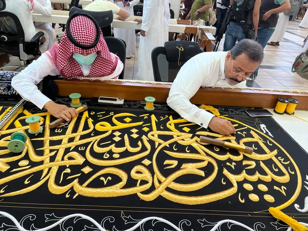 تزامنًا مع بداية العام الهجري الجديد: كسوة الكعبة تتألق في مشهد مهيب 