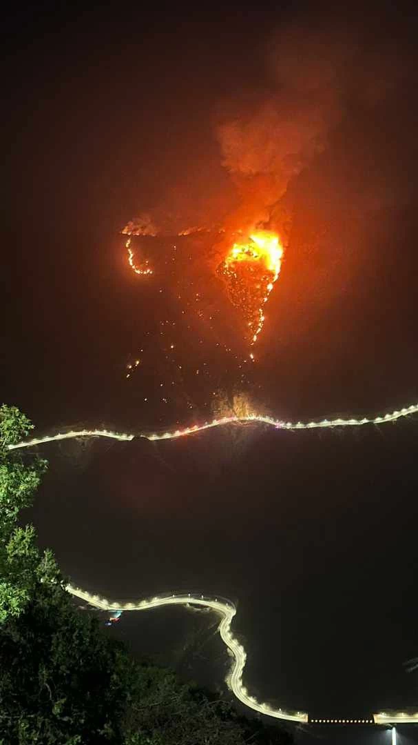 فرق الدفاع المدني في الباحة تبذل جهودًا جبارة لإخماد حريق جبال عقبة الباحة